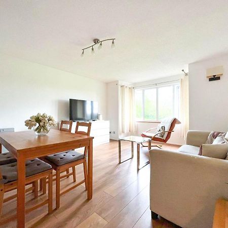 Lovely 2 Bedroom Flat With Free Parking, Great Transport Links To Central London, The Excel Centre, Canary Wharf And The O2! ภายนอก รูปภาพ