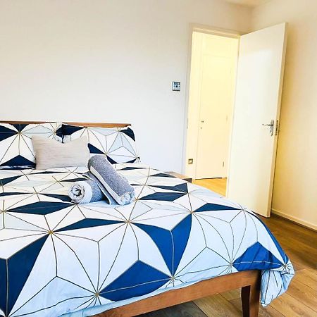 Lovely 2 Bedroom Flat With Free Parking, Great Transport Links To Central London, The Excel Centre, Canary Wharf And The O2! ภายนอก รูปภาพ