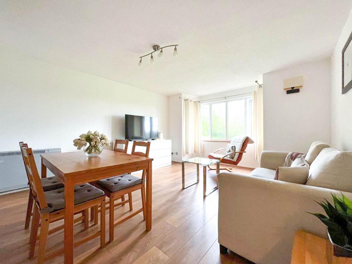 Lovely 2 Bedroom Flat With Free Parking, Great Transport Links To Central London, The Excel Centre, Canary Wharf And The O2! ภายนอก รูปภาพ