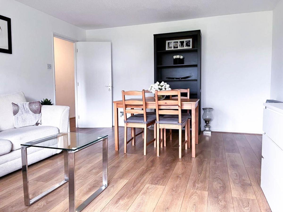 Lovely 2 Bedroom Flat With Free Parking, Great Transport Links To Central London, The Excel Centre, Canary Wharf And The O2! ภายนอก รูปภาพ
