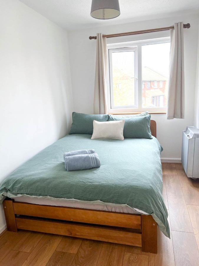 Lovely 2 Bedroom Flat With Free Parking, Great Transport Links To Central London, The Excel Centre, Canary Wharf And The O2! ภายนอก รูปภาพ