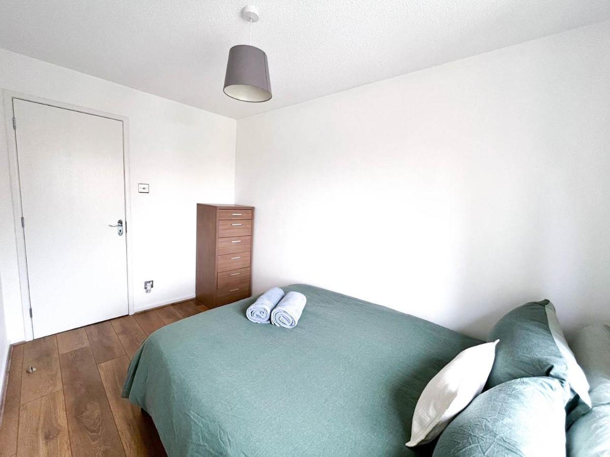 Lovely 2 Bedroom Flat With Free Parking, Great Transport Links To Central London, The Excel Centre, Canary Wharf And The O2! ภายนอก รูปภาพ