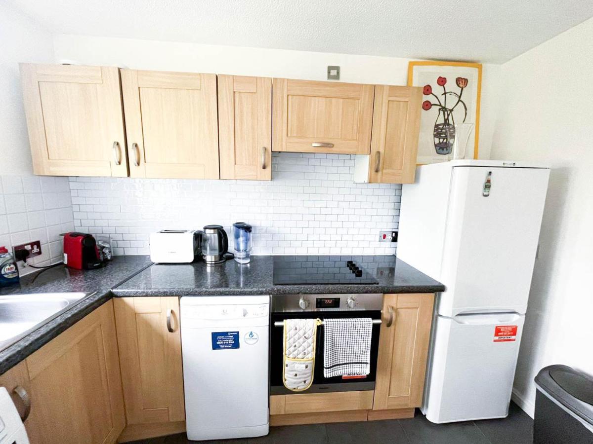 Lovely 2 Bedroom Flat With Free Parking, Great Transport Links To Central London, The Excel Centre, Canary Wharf And The O2! ภายนอก รูปภาพ