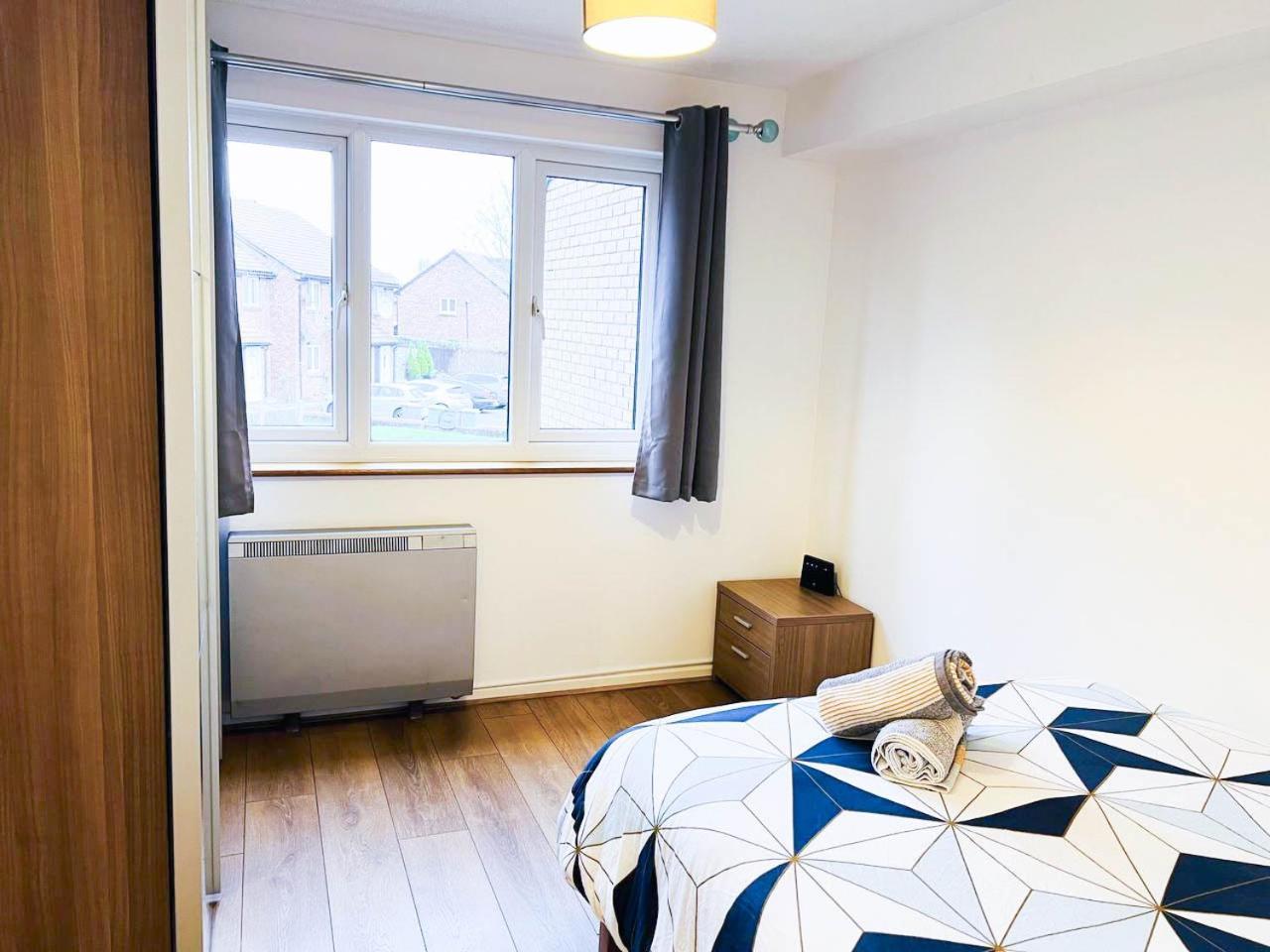 Lovely 2 Bedroom Flat With Free Parking, Great Transport Links To Central London, The Excel Centre, Canary Wharf And The O2! ภายนอก รูปภาพ